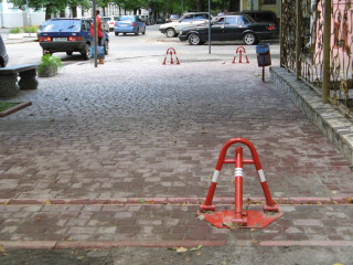 Парковочный барьер на парковке кафе