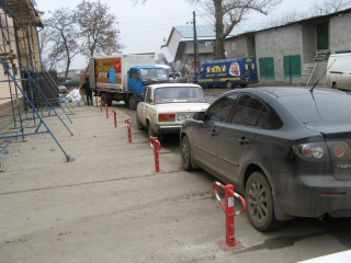 Антипарковочный барьер для парковки на тротуаре 