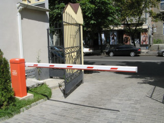 Шлагбаум автоматический на парковке ресторана