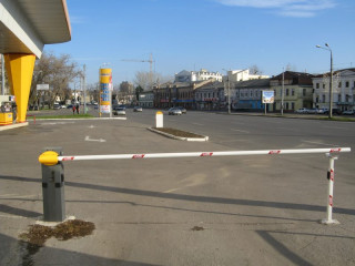 Шлагбаум автоматический возле супермаркета